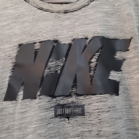 Nike Dri Fit Mens S Distressed Look T Shirt Crew Neck Grey Black Logo Stretch - Picture 3 of 7